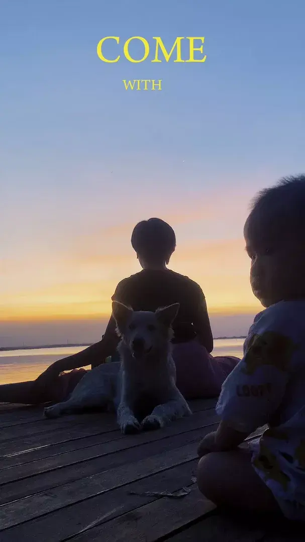Hai người ngồi thiền nhìn hoàng hôn