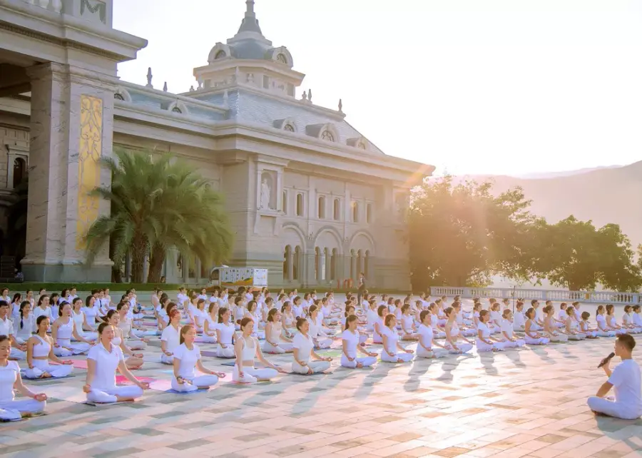 Buổi tập yoga tập thể trước công trình kiến trúc