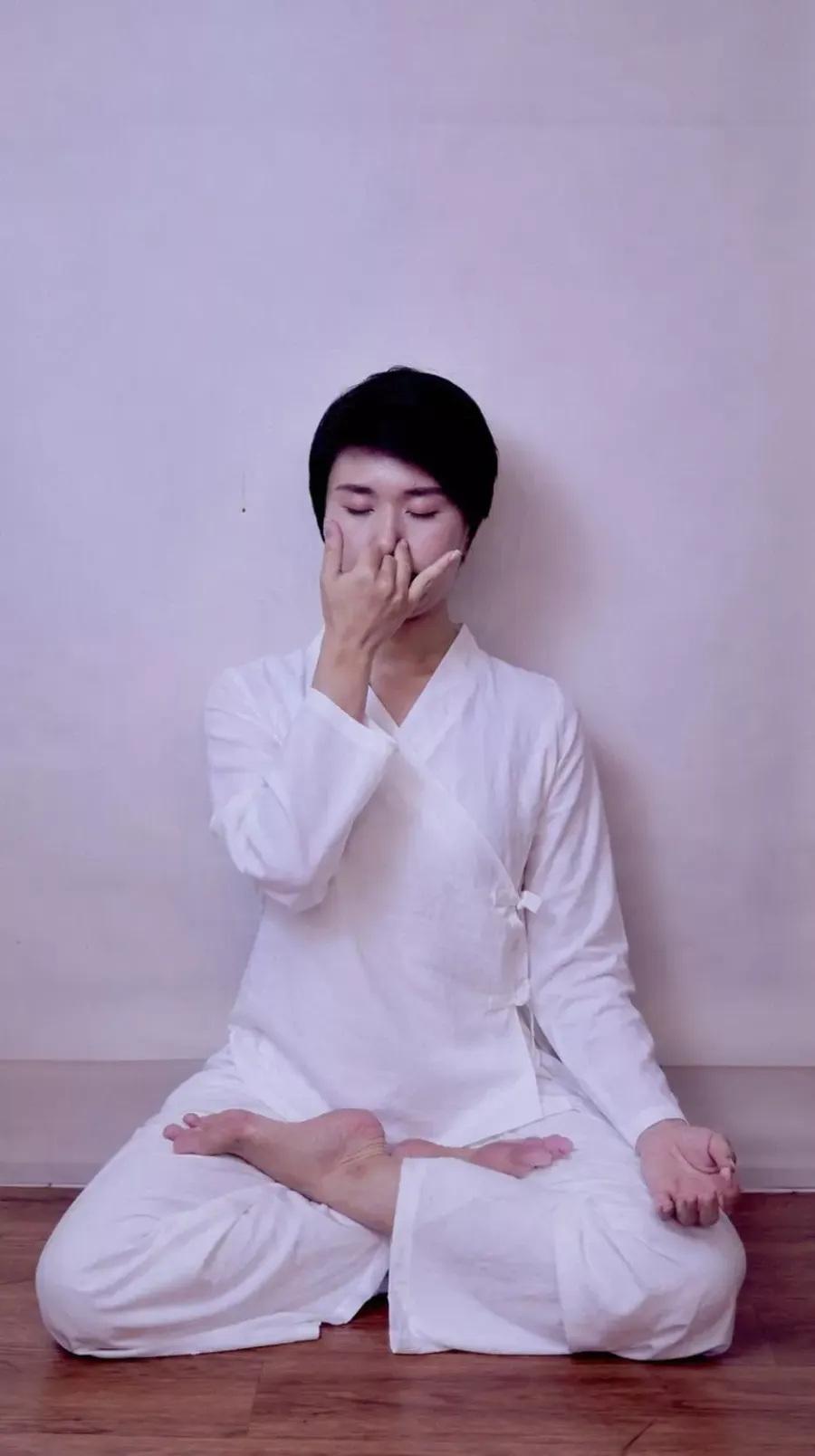 Mơ ngồi thiền trong trang phục trắng